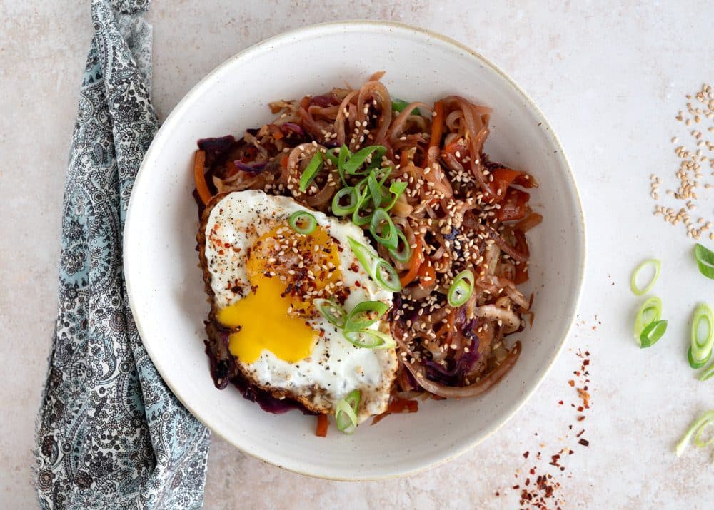 Wok med kål og friterede spejlæg