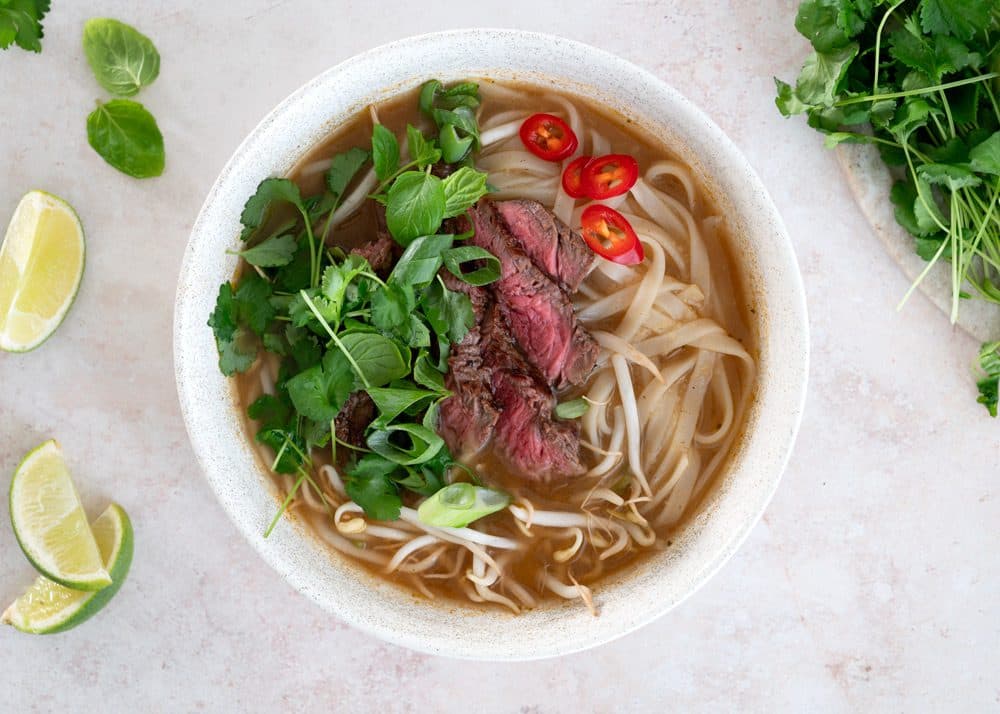 Pho nudelsuppe med med oksekød