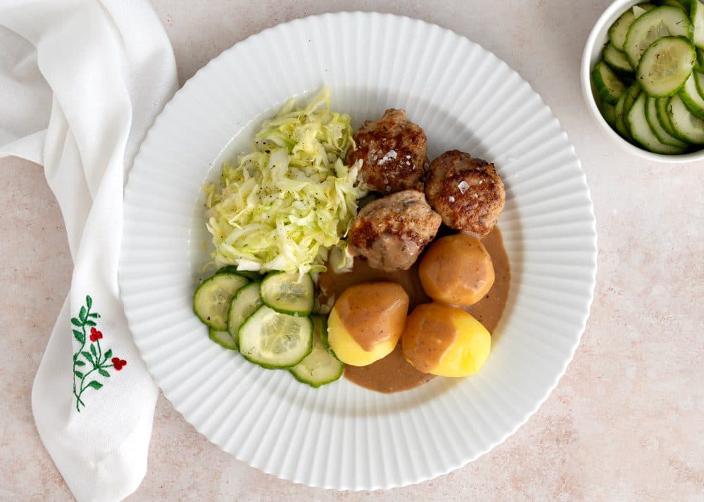 Frikadeller med pandesauce, agurk og kartofler