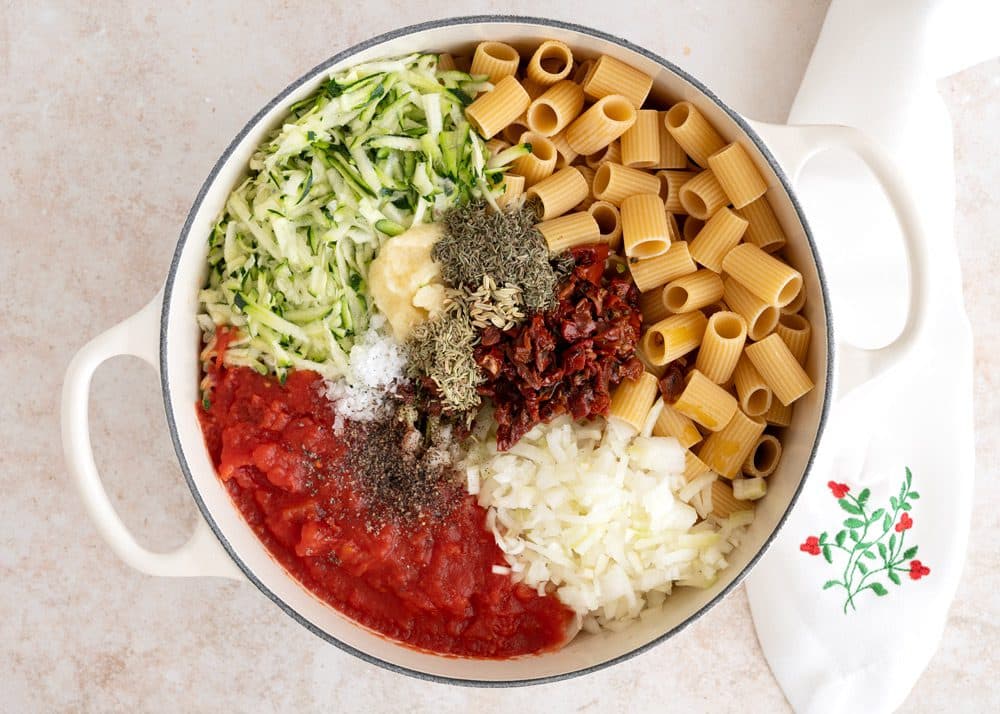 One pot vegetar pasta med tomatflødesauce