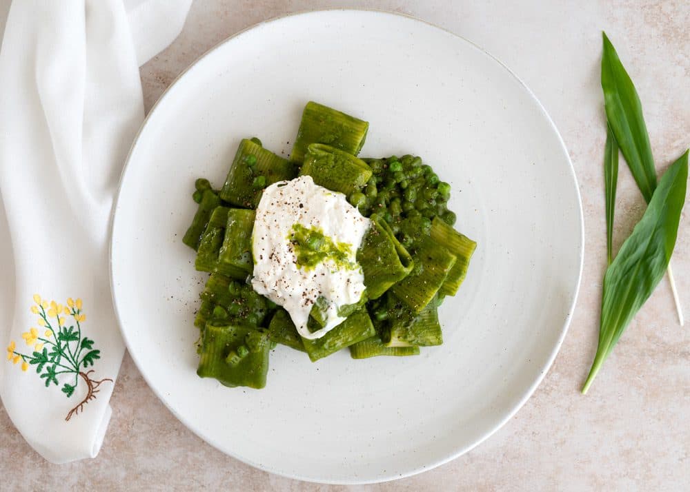 Ramsløgspasta med burrata og ærter